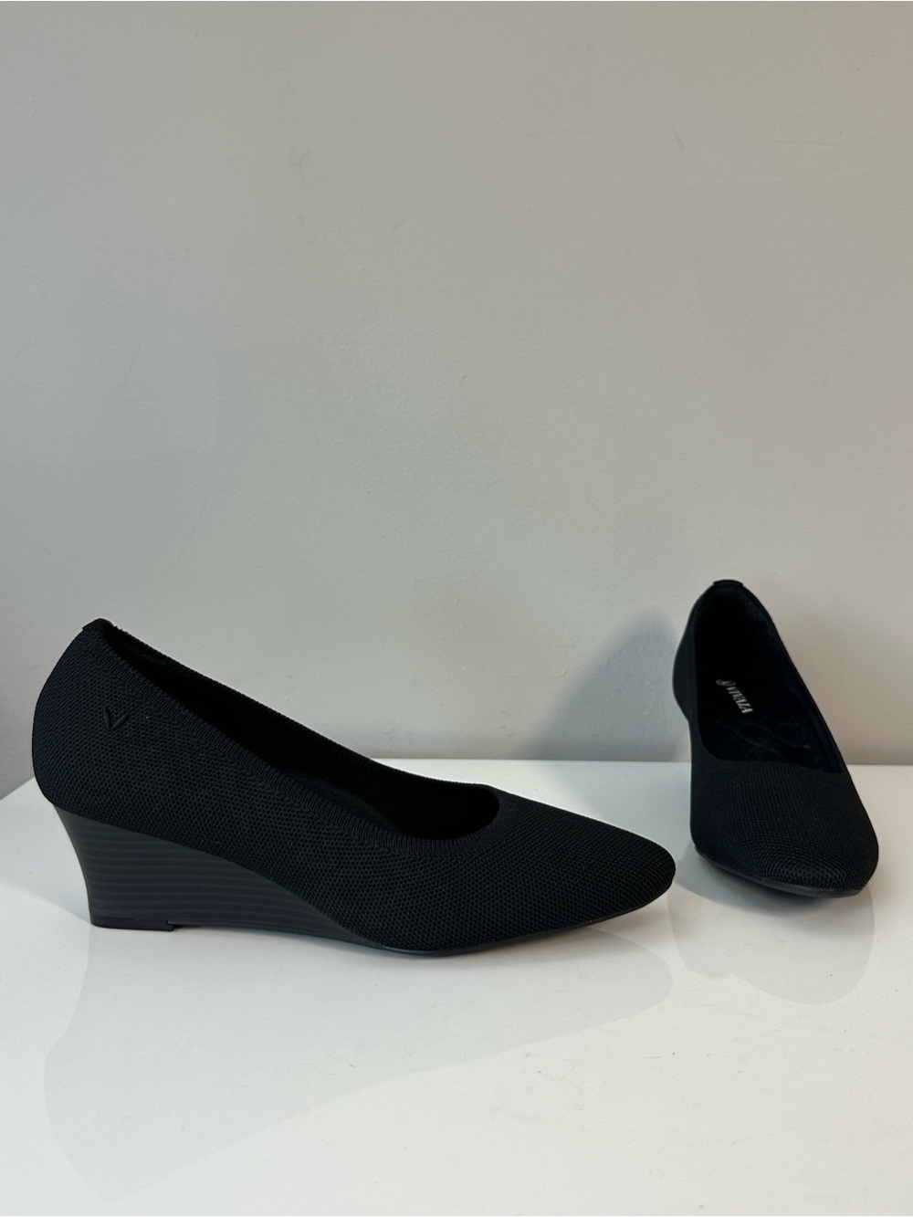 Vivaia Deborah Pointed Toe Stress Free Black Wedges Size 39(8) Quiet Luxury